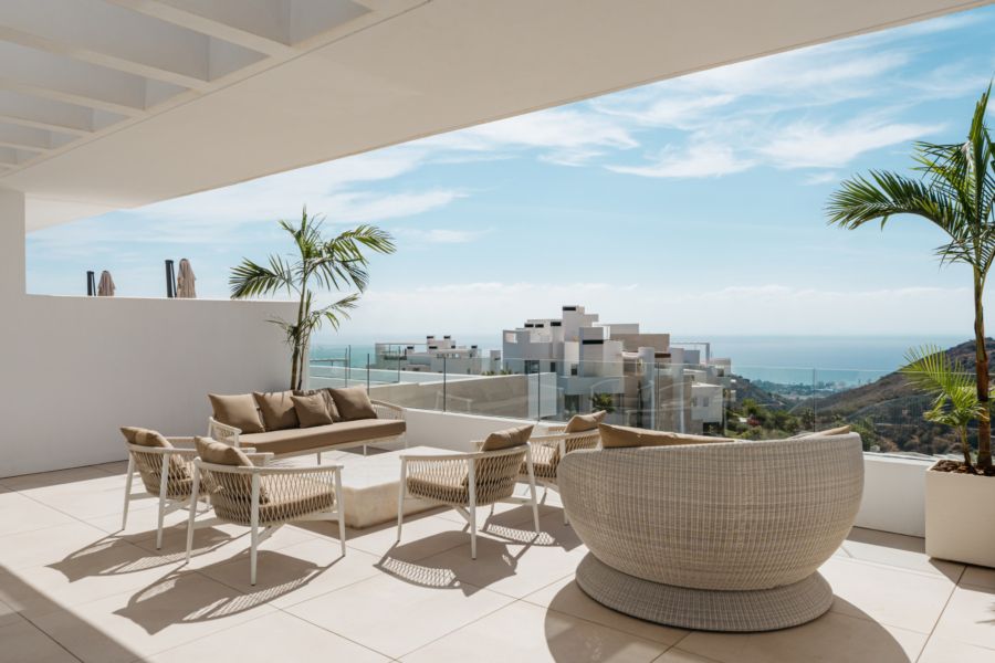 Dwupoziomowy penthouse Ojén – panoramiczny widok na morze i tarasy