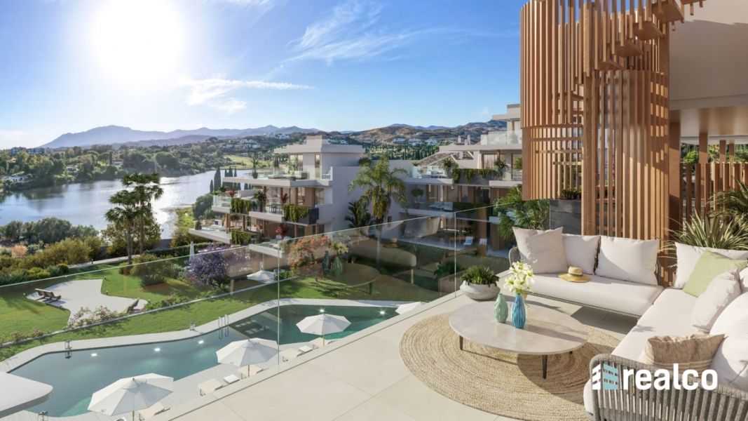 Nowoczesny apartament z tarasem, widokiem na morze i golf – Estepona