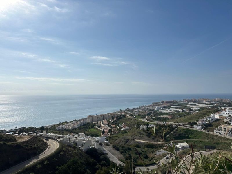 Nowa kamienica z tarasem i widokiem na morze – Torrox