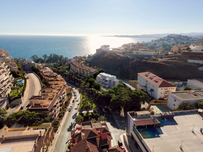 Nowoczesny apartament z tarasem, 300m od plaży – Benalmádena, Costa del Sol