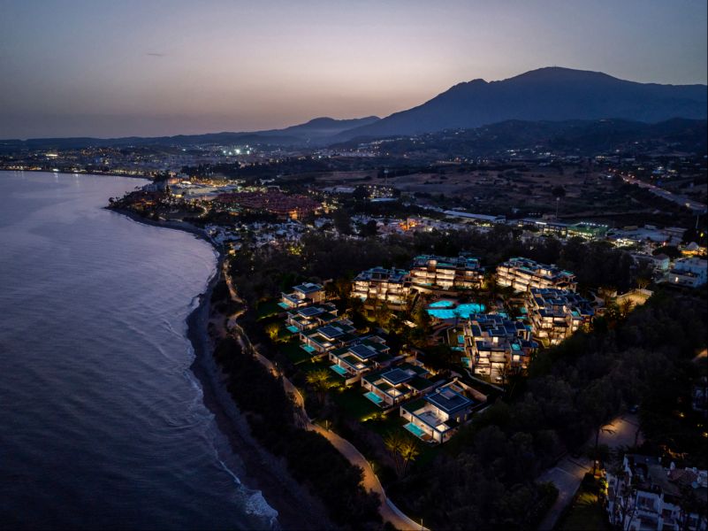 Prestiżowe apartamenty Estepona: Nowa inwestycja przy plaży, widok na morze.