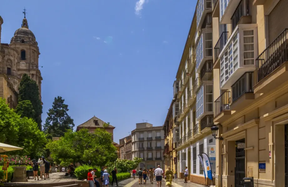 Kameralny apartament w centrum Malagi – odrestaurowana kamienica, prywatny garaż.