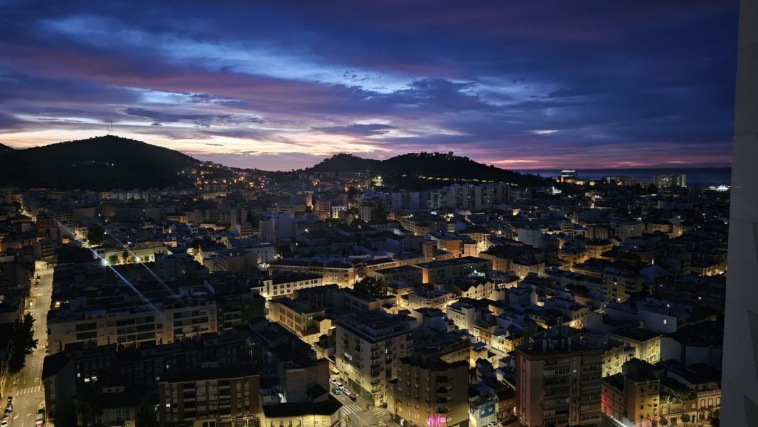 Apartament Malaga: widok na morze i miasto z 24. piętra, gotowy do zamieszkania